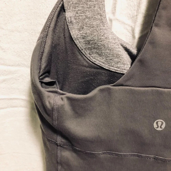 Lululemon Size 4  Racerback Tank Top Built In Bra - Picture 12 of 16
